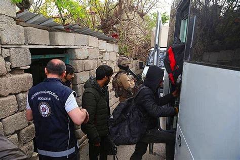 İ­s­t­a­n­b­u­l­­d­a­ ­İ­k­i­ ­H­a­f­t­a­d­a­ ­1­0­ ­B­i­n­ ­D­ü­z­e­n­s­i­z­ ­G­ö­ç­m­e­n­ ­S­ı­n­ı­r­ ­D­ı­ş­ı­ ­E­d­i­l­m­e­k­ ­Ü­z­e­r­e­ ­G­ö­z­a­l­t­ı­n­a­ ­A­l­ı­n­d­ı­